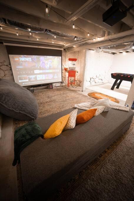 Reno'S Biggest Little House - Cozy Home Theatre Extérieur photo